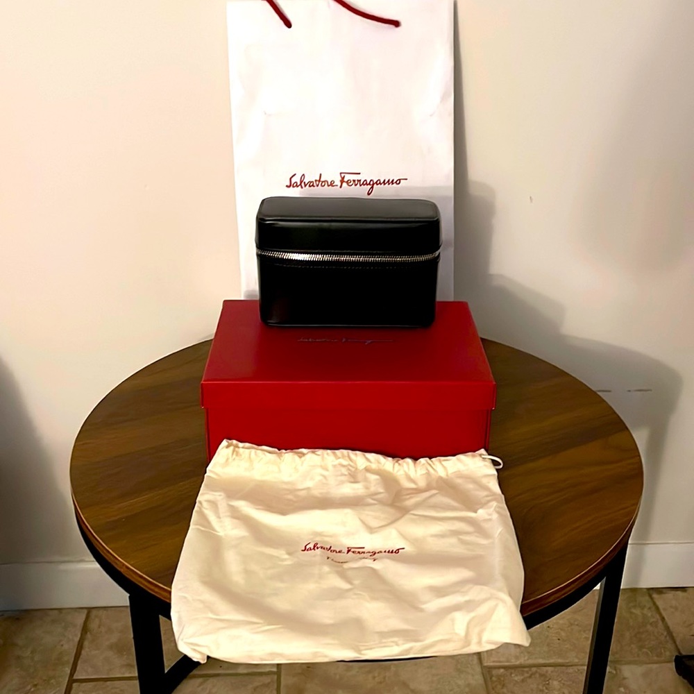FERRAEGAMO UNISEX TRAVEL HAND BAG.